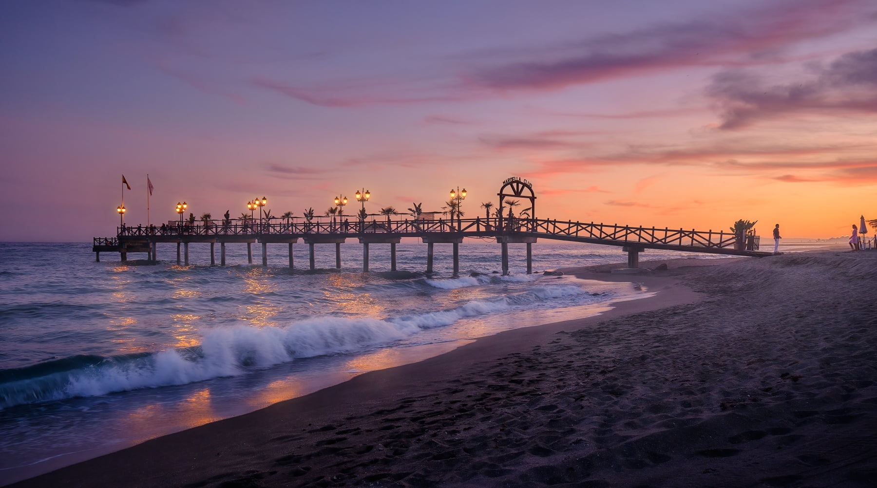 Amanecer con embarcadero en la costa de ensueño.